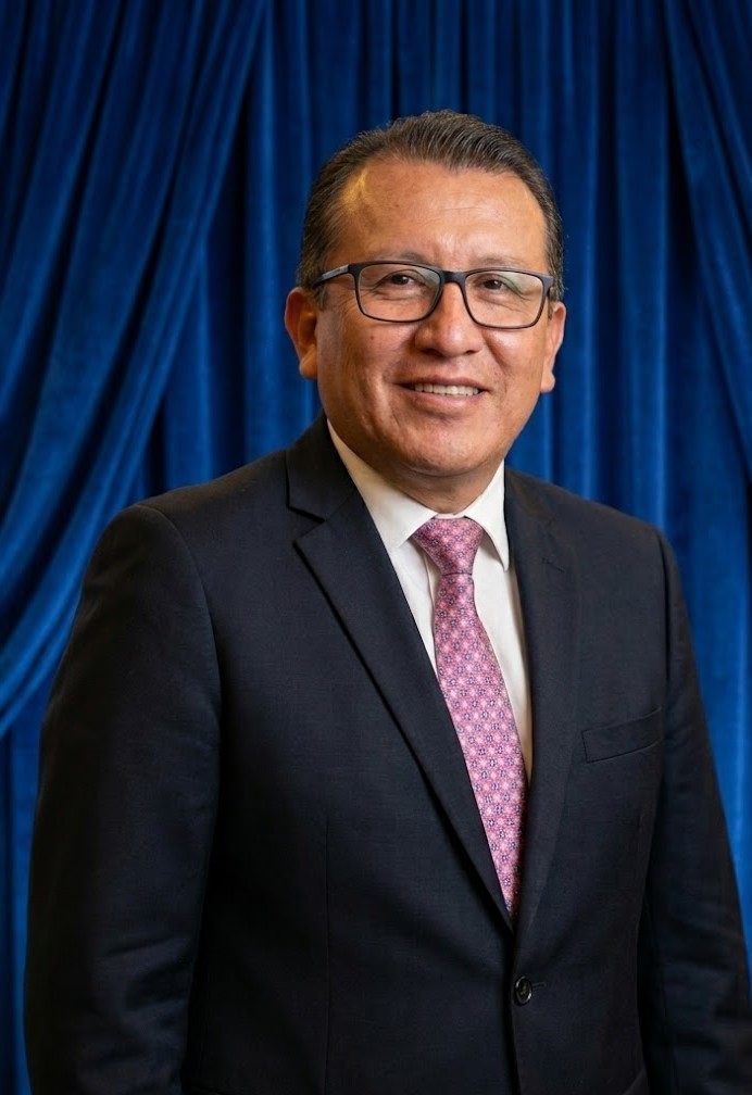 Retrato oficial del Director General del IESTP Carlos Salazar Romero